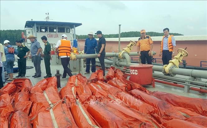 Vụ chìm tàu trên sông Lòng Tàu: Tập trung hút khẩn cấp 150 tấn dầu ra khỏi tàu ảnh 2