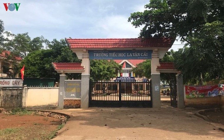 Phụ huynh bức xúc tố Hiệu trưởng tự ý chia học bổng của học sinh nghèo ảnh 1