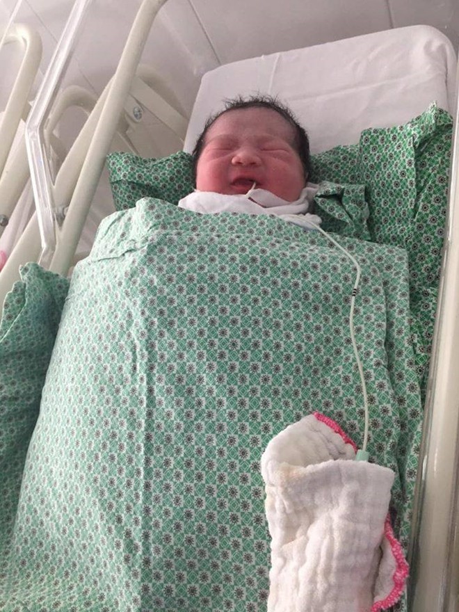 Bị tắc đường, sản phụ sinh con ngay trên taxi ảnh 2