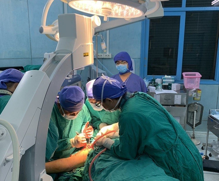 Phẫu thuật thành công cho các học sinh vụ cây đè trong sân trường ảnh 1