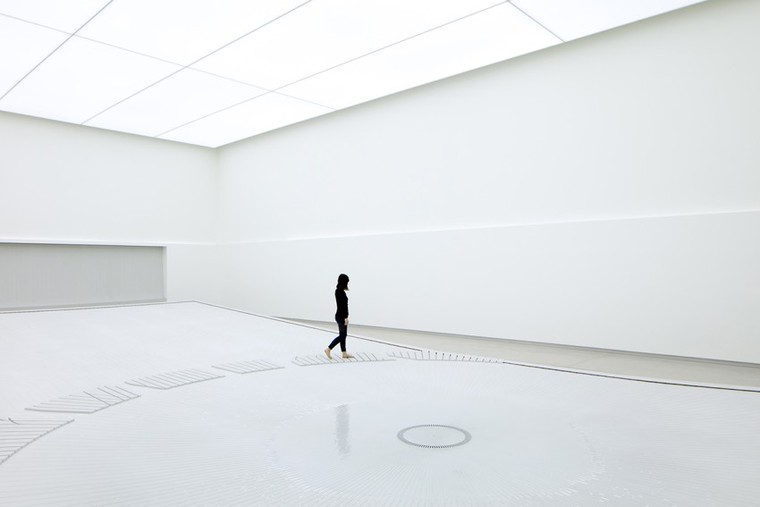 Nội thất bên trong tòa nhà có màu gì?