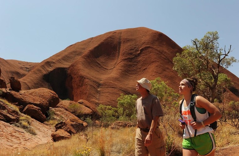 Núi Uluru sẽ chính thức đóng cửa vào…?