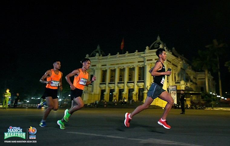 ‘Đón bình minh - chào bình thường mới’ cùng VPBank Hanoi Marathon ASEAN ảnh 1