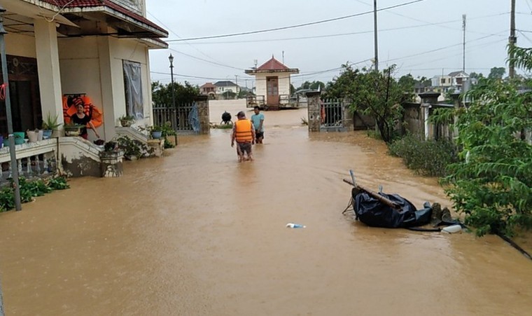 Đang mưa to ở miền Trung, ngoài biển có tiếp cơn áp thấp ảnh 1