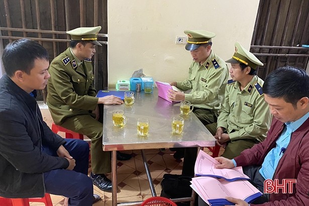 Xử Phạt quán bún 'chặt chém' đoàn cứu trợ lũ lụt ảnh 1