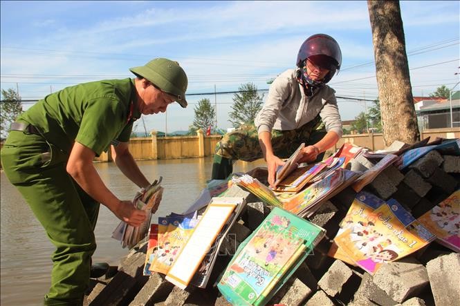 Xúc động hình ảnh thầy cô vùng lũ phơi sách vở giữa 'biển nước' ảnh 1