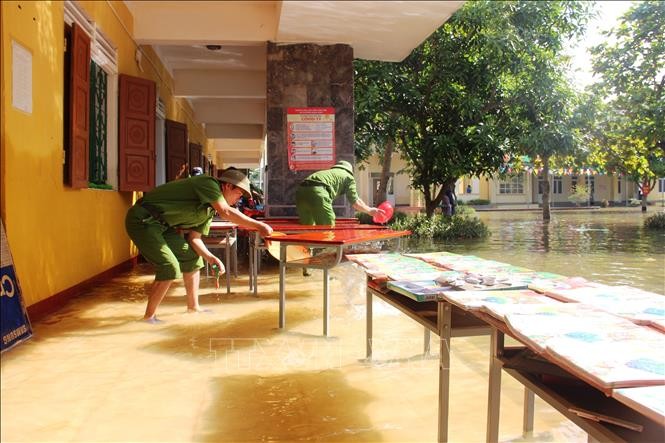 Xúc động hình ảnh thầy cô vùng lũ phơi sách vở giữa 'biển nước' ảnh 2