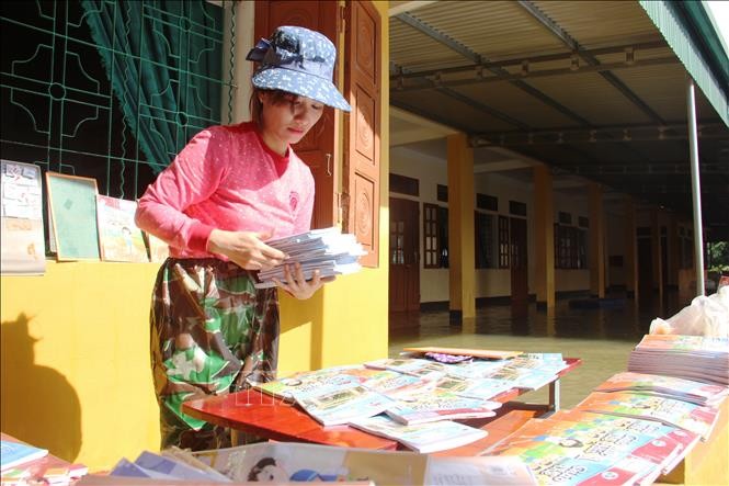 Xúc động hình ảnh thầy cô vùng lũ phơi sách vở giữa 'biển nước' ảnh 4