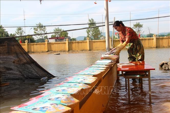 Xúc động hình ảnh thầy cô vùng lũ phơi sách vở giữa 'biển nước' ảnh 5