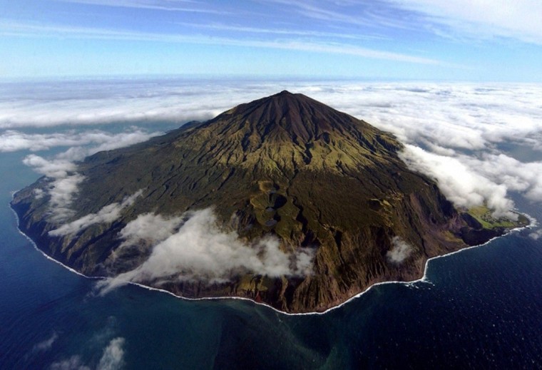 Tristan Da Cunha thuộc lãnh thổ của nước nào?