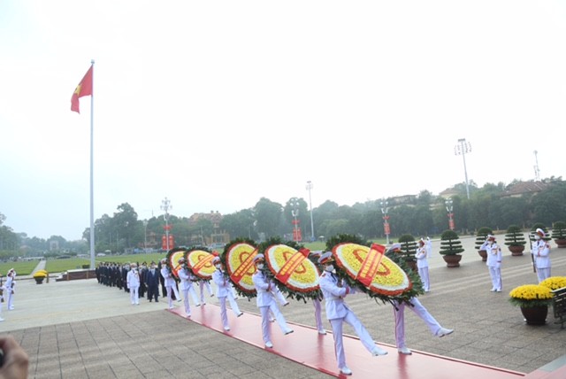 Lãnh đạo Đảng, Nhà nước, MTTQ Việt Nam vào Lăng viếng Chủ tịch Hồ Chí Minh ảnh 1
