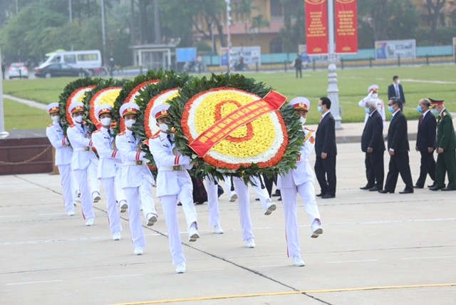 Lãnh đạo Đảng, Nhà nước, MTTQ Việt Nam vào Lăng viếng Chủ tịch Hồ Chí Minh ảnh 2