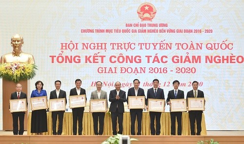 Thủ tướng Nguyễn Xuân Phúc: Giảm nghèo là nhiệm vụ mang đậm tình người nhất ảnh 1