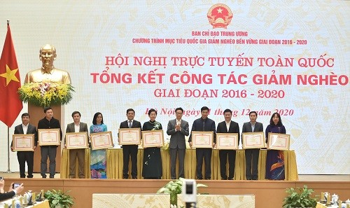 Thủ tướng Nguyễn Xuân Phúc: Giảm nghèo là nhiệm vụ mang đậm tình người nhất ảnh 2