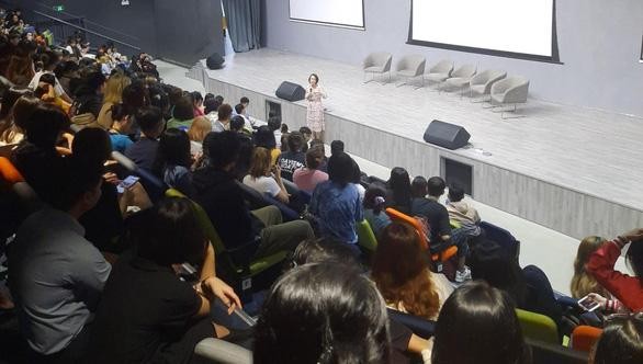 Gần 500 sinh viên bức xúc vì trường chấm lại bài thi ảnh 1