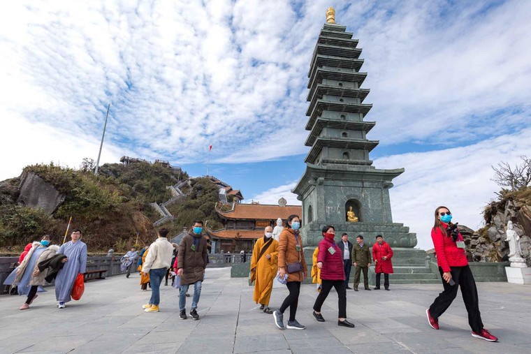 Đầu năm: Phật tử và du khách hoan hỉ tìm về Fansipan bái Phật, cầu an ảnh 7