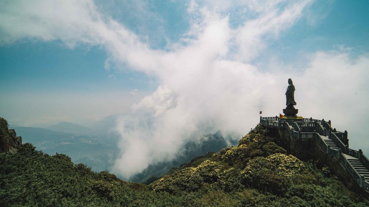 Đầu năm: Phật tử và du khách hoan hỉ tìm về Fansipan bái Phật, cầu an ảnh 8