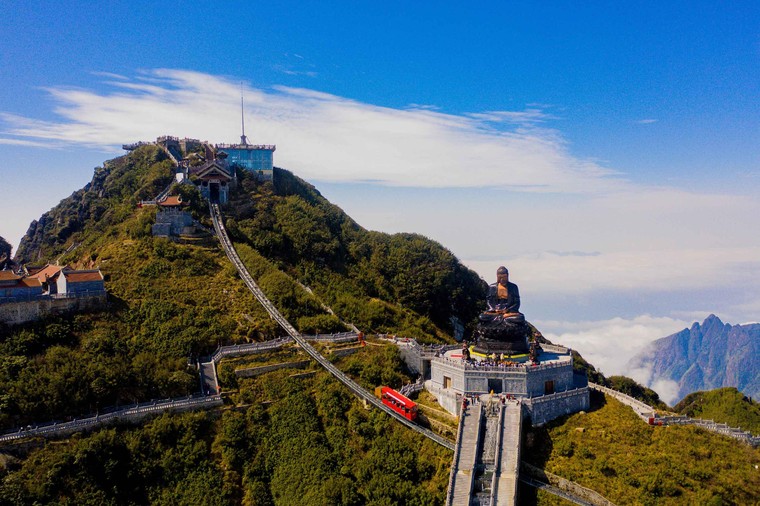 Đầu năm: Phật tử và du khách hoan hỉ tìm về Fansipan bái Phật, cầu an ảnh 9