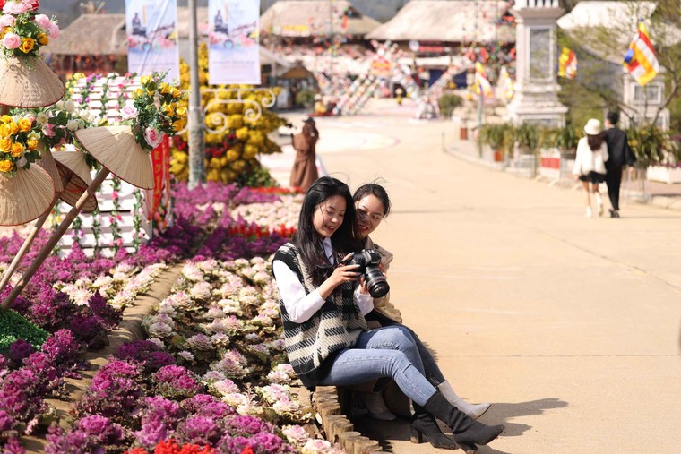 Du khách nô nức check-in thiên đường hoa Sa Pa đầu xuân ảnh 2