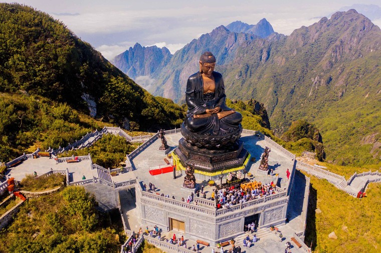 Du khách nô nức check-in thiên đường hoa Sa Pa đầu xuân ảnh 8