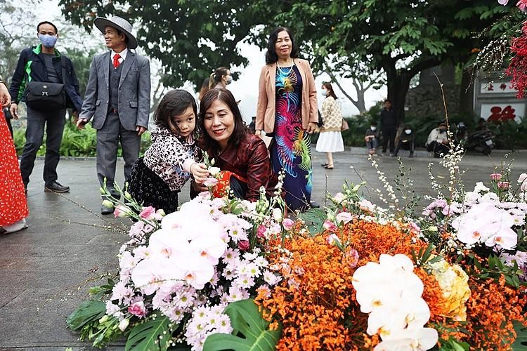 Hơn 100 Cột đèn 'nở hoa' giữa trung tâm Hà Nội ảnh 3