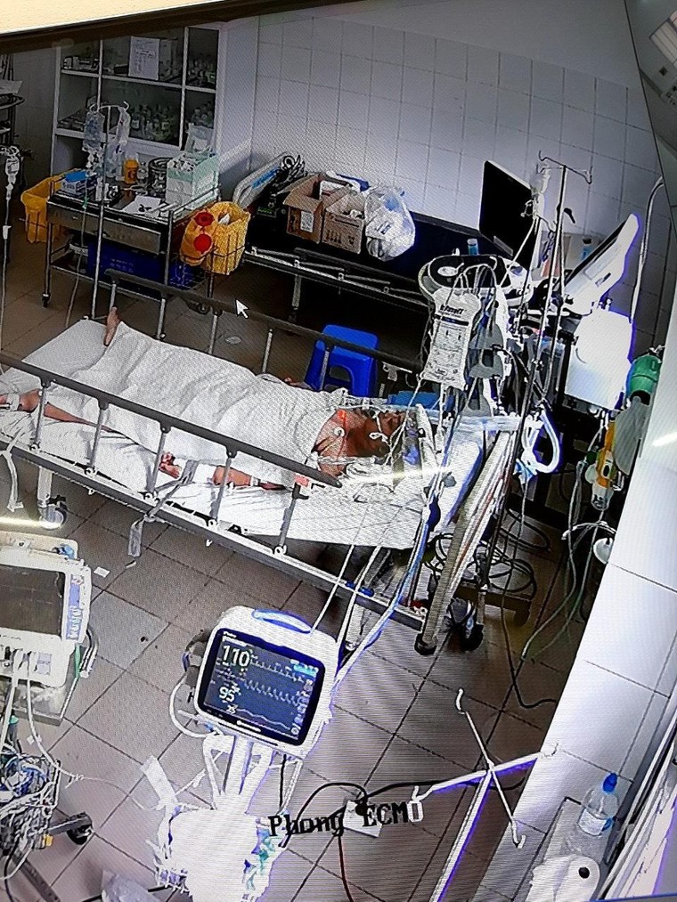 Bệnh viện Đa khoa Trung ương Cần Thơ mổ cấp cứu bắt con cho thai phụ mắc COVID-19 ảnh 1