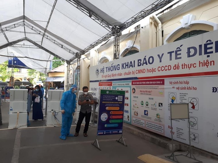 Dịch COVID-19 phức tạp, người đến bệnh viện đã khai báo y tế điện tử nhiều hơn ảnh 1
