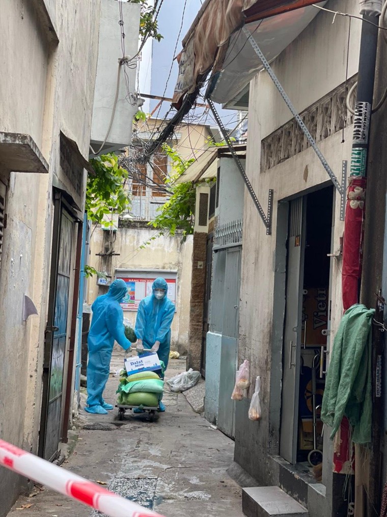 ‘Tiếp tế’ từng nhà dân trong đại dịch tại TP Hồ Chí Minh ảnh 1