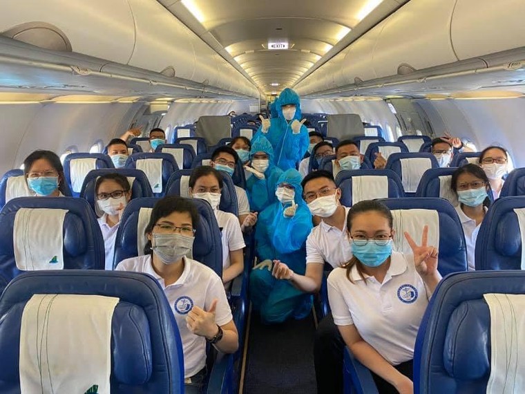 Bamboo Airways điều chuyên cơ đưa đoàn y bác sĩ ĐH Y Dược Huế tiếp viện Đồng Nai chống dịch ảnh 4