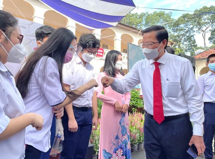 Mặc niệm bệnh nhân mất vì COVID-19 trong lễ khai giảng đặc biệt tại TP HCM ảnh 2