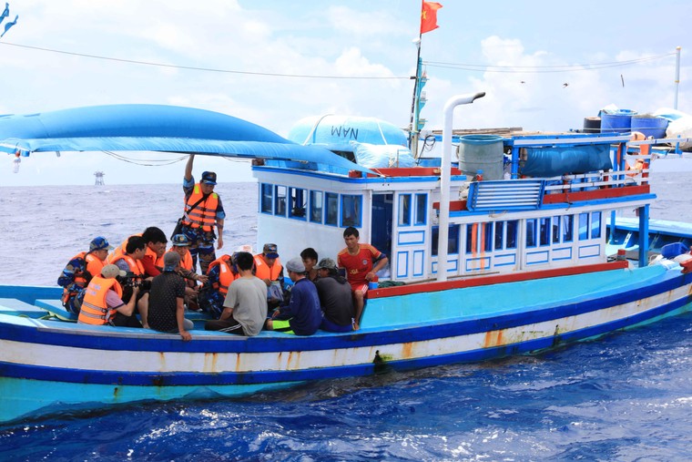 Nguyên tắc nào dưới đây không được Luật Cảnh sát biển Việt Nam quy định là nguyên tắc tổ chức và hoạt động của Cảnh sát biển Việt Nam? 