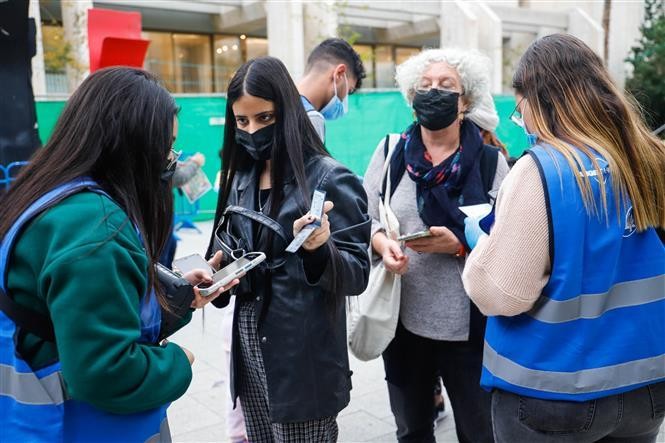 Ca mắc tăng mạnh vì Omicron, các nước đổi chính sách xét nghiệm, cách ly ra sao? ảnh 1