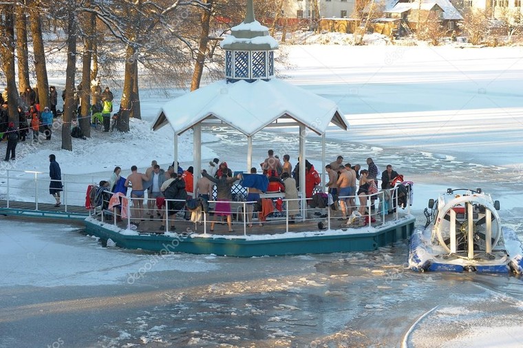 'Năm mới cũ' và tục tắm băng Hiển linh ở nước Nga ảnh 2
