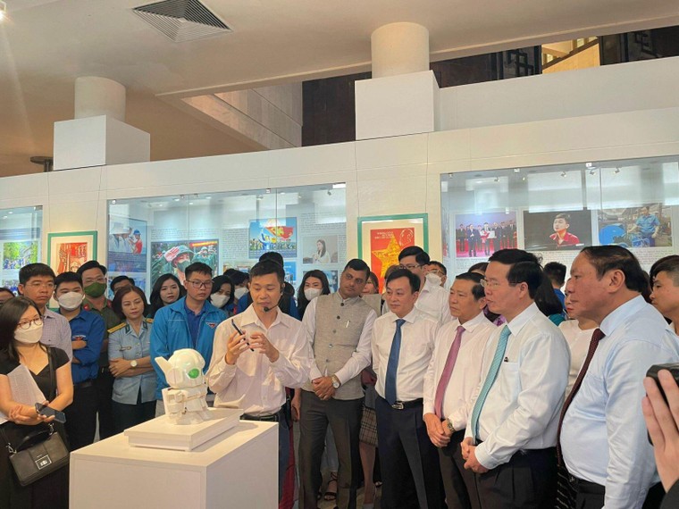 Khai mạc triển lãm 'Những tấm gương bình dị mà cao quý' và 'Tuổi trẻ - Mùa xuân đất nước' ảnh 1