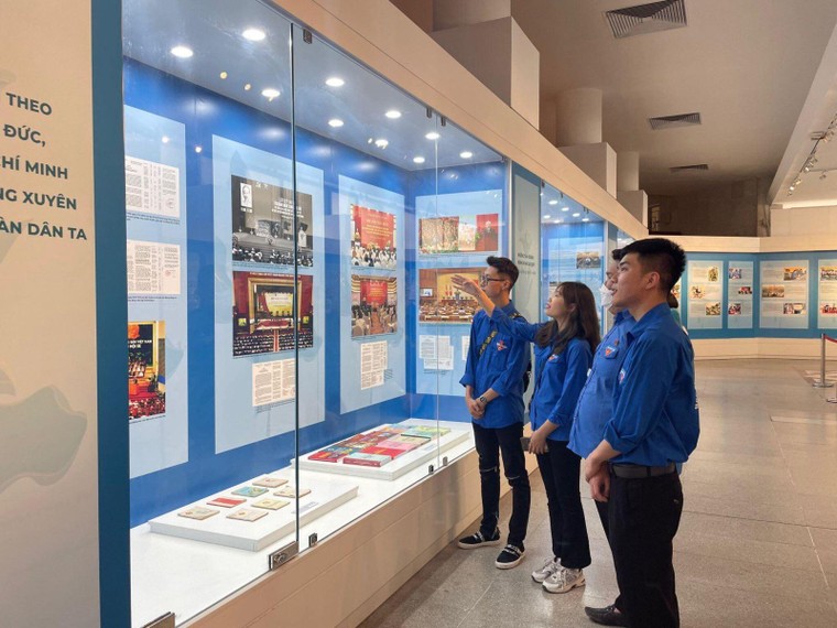 Khai mạc triển lãm 'Những tấm gương bình dị mà cao quý' và 'Tuổi trẻ - Mùa xuân đất nước' ảnh 2