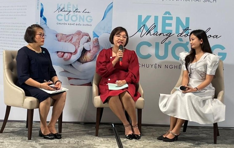 Ra mắt sách ảnh về ‘những đóa hoa kiên cường’ trong cuộc chiến chống dịch COVID-19 ảnh 1