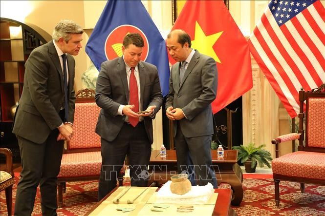Đại sứ quán Việt Nam tại Mỹ tiếp nhận hiện vật, cổ vật văn hoá từ FBI ảnh 1