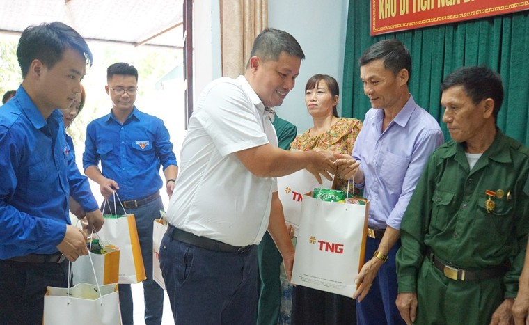 Về miền Trung dâng hương tại các nghĩa trang liệt sĩ ảnh 1