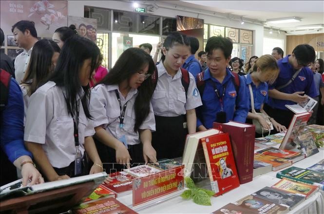 Triển lãm ảnh 'Dấu ấn Điện Biên trong điện ảnh' tại TP Hồ Chí Minh ảnh 1