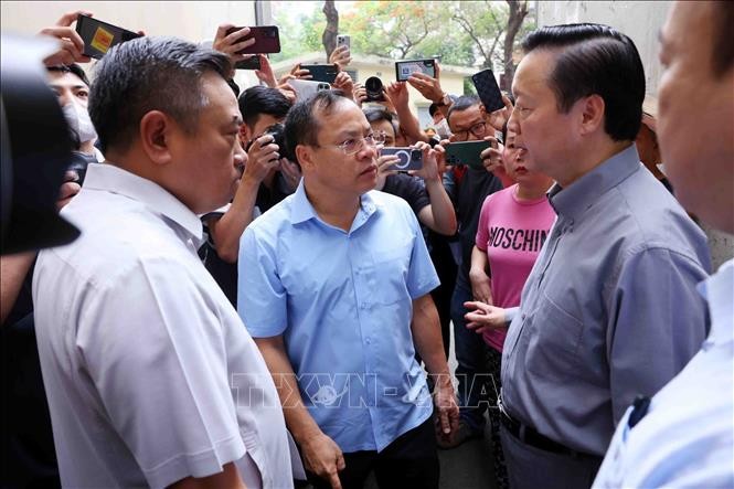 Phó Thủ tướng Trần Hồng Hà kiểm tra hiện trường vụ cháy tại Cầu Giấy, Hà Nội ảnh 1