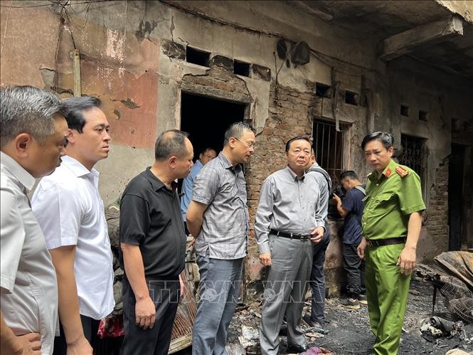 Phó Thủ tướng Trần Hồng Hà kiểm tra hiện trường vụ cháy tại Cầu Giấy, Hà Nội ảnh 2