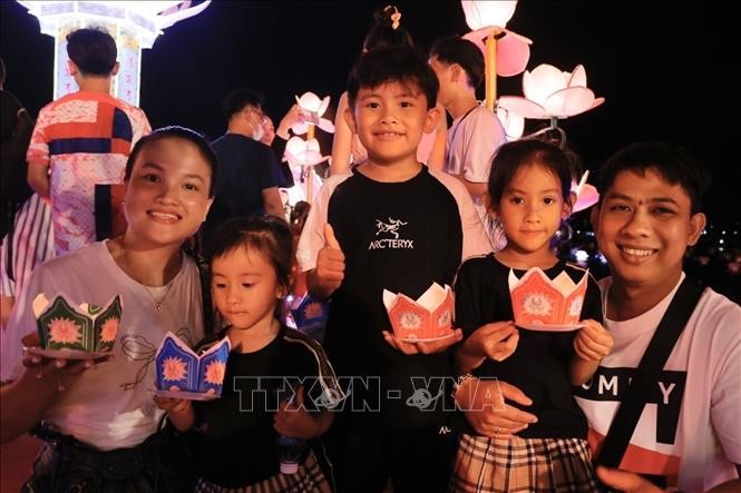Quảng bá văn hóa Phật giáo Huế qua Lễ hội hoa đăng trên sông Hương ảnh 2