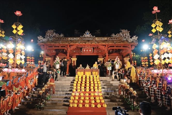 Quảng bá văn hóa Phật giáo Huế qua Lễ hội hoa đăng trên sông Hương ảnh 1