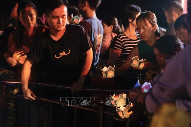 Quảng bá văn hóa Phật giáo Huế qua Lễ hội hoa đăng trên sông Hương ảnh 3