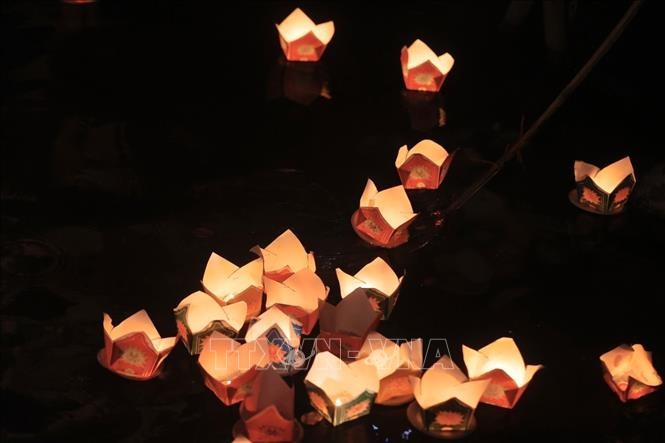 Quảng bá văn hóa Phật giáo Huế qua Lễ hội hoa đăng trên sông Hương ảnh 4