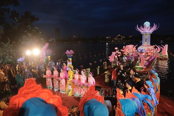 Quảng bá văn hóa Phật giáo Huế qua Lễ hội hoa đăng trên sông Hương ảnh 5