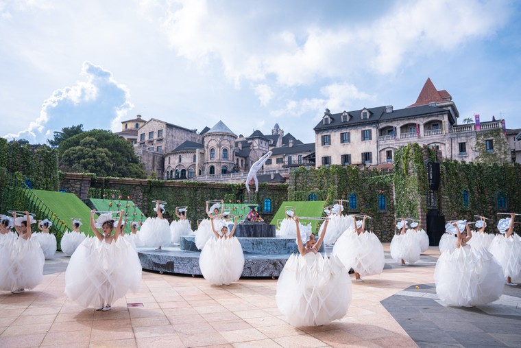 Hơn 200 nghệ sĩ quy tụ trong show diễn mới toanh tại Sun World Ba Na Hills ảnh 2