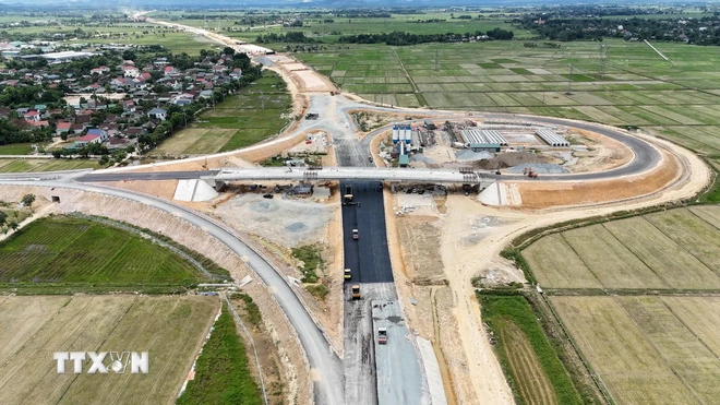 Kinh tế Việt Nam 6 tháng: Dấu ấn tinh thần "chỉ bàn làm, không bàn lùi" ảnh 1