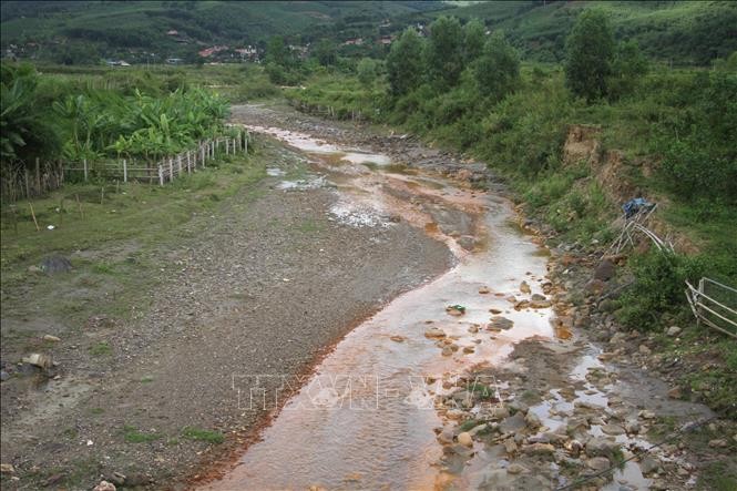 Kiểm tra hiện trường, điều tra nguyên nhân nước đổi màu, cá chết trên sông Nậm Huống ảnh 1
