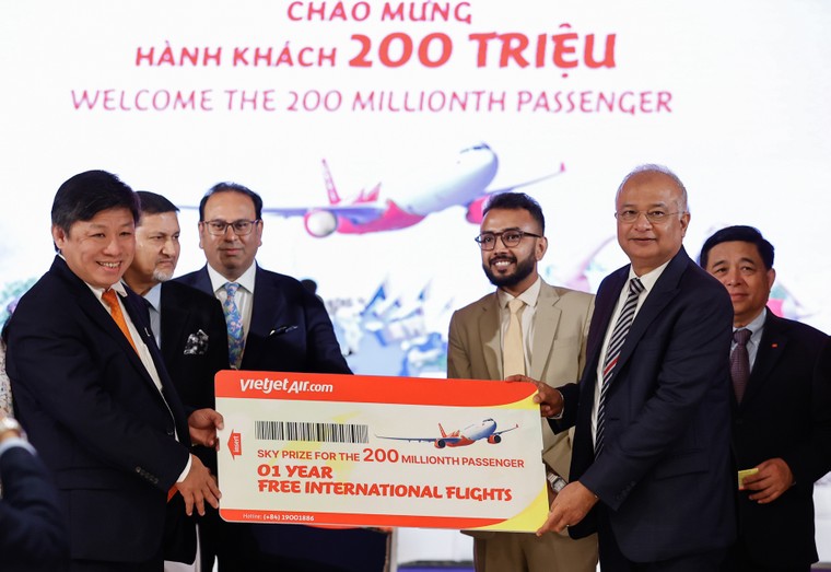 Vietjet chào đón hành khách thứ 200 triệu, công bố đường bay Ahmedabad – Đà Nẵng ảnh 1
